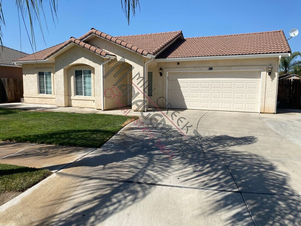 941 Maple Valley Way in Lindsay, CA - Foto de edificio