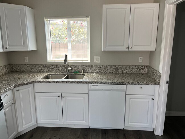 830 California Ave in Simi Valley, CA - Foto de edificio - Building Photo