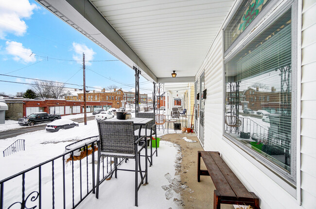 2418 Robertson Ave in Cincinnati, OH - Foto de edificio - Building Photo