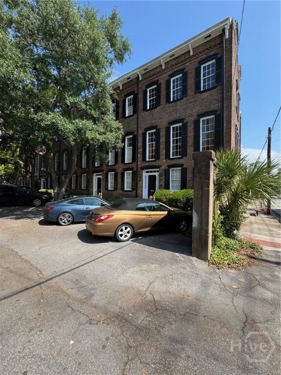 property at 424 E Macon St