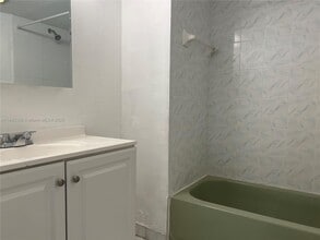 9210 Fontainebleau Blvd in Miami, FL - Building Photo - Building Photo