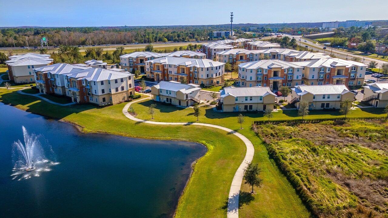 Vista Pines in Orlando, FL - Foto de edificio