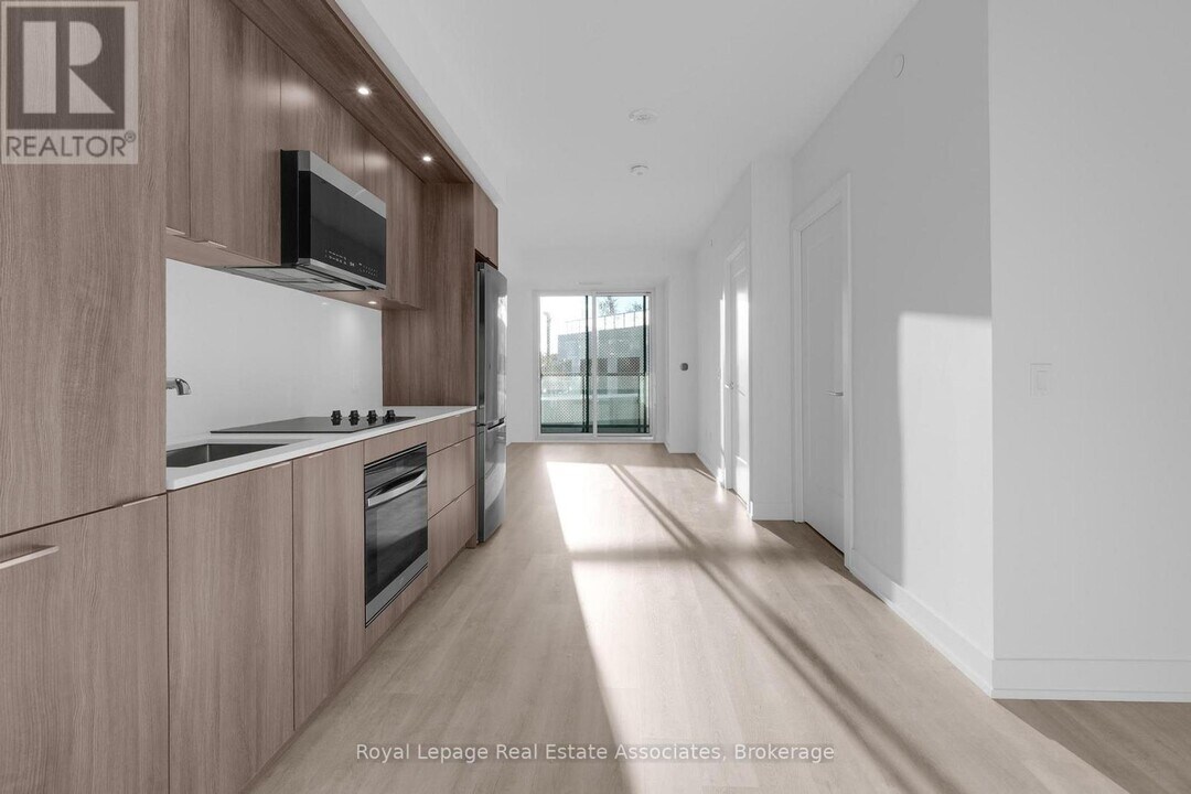 60 Central Park Roadway in Toronto, ON - Building Photo