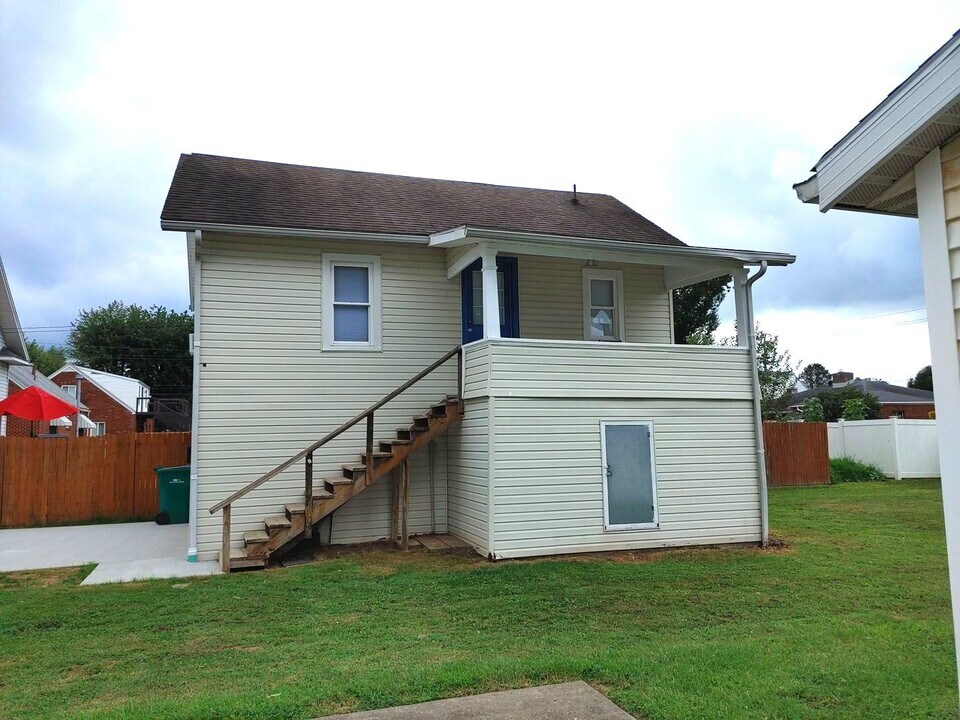 702 1/2 28th Street in Vienna, WV - Building Photo