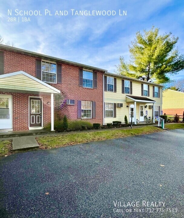 317 N School Pl in Dallastown, PA - Building Photo