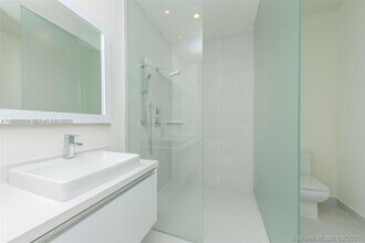 6310 NW 103rd Pl in Doral, FL - Building Photo - Building Photo