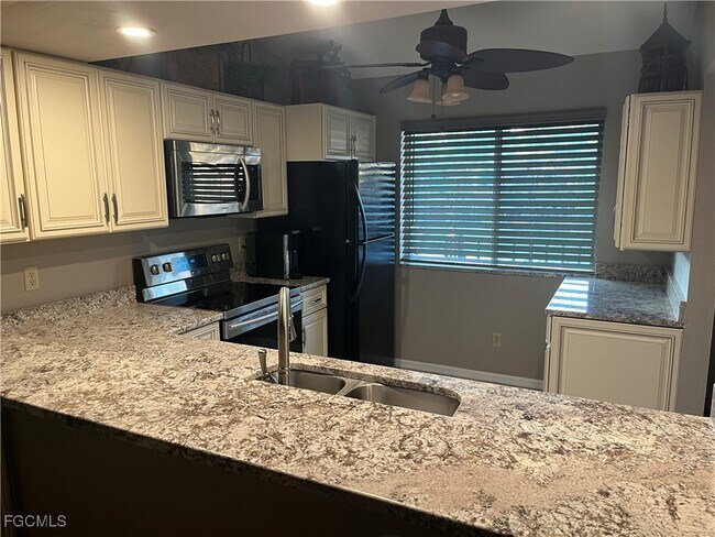 13094 Cross Creek Ct in Ft. Myers, FL - Building Photo - Building Photo