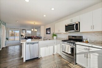 3806 Honeysuckle Ln in Elgin, IL - Building Photo - Building Photo