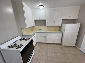 1236 N Sweetzer Ave in West Hollywood, CA - Building Photo