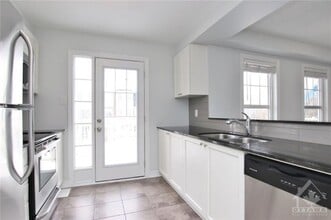 591 Foxlight Cir in Ottawa, ON - Building Photo - Building Photo