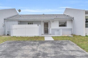 10383 SW 209th Ln in Cutler Bay, FL - Building Photo