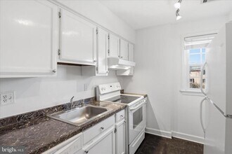 1305 S Walter Reed Dr in Arlington, VA - Building Photo - Building Photo