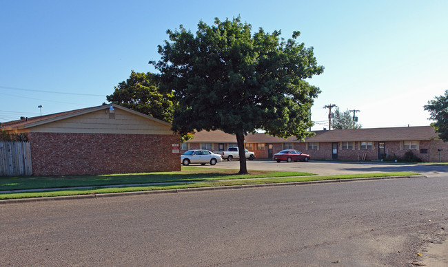 Red Oaks Apartments in Lubbock, TX - Building Photo - Building Photo