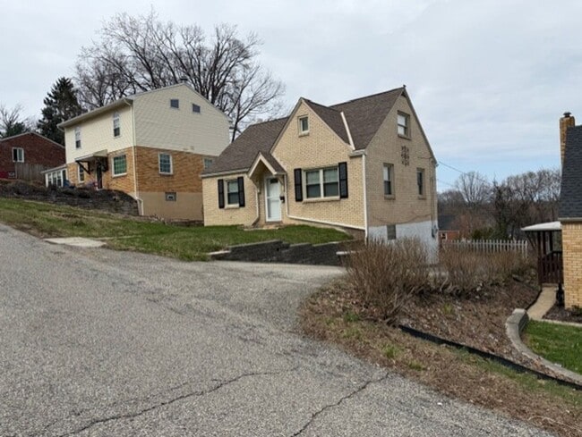 1488 Blossom Hill Rd in Pittsburgh, PA - Building Photo - Building Photo