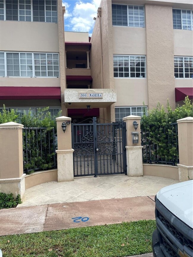 300 Madeira Ave in Coral Gables, FL - Building Photo - Building Photo