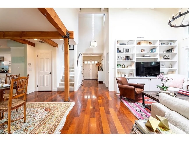 12807 Milbank St in Los Angeles, CA - Foto de edificio - Building Photo