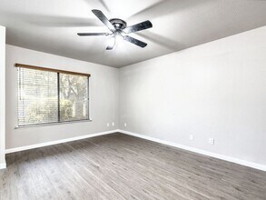 5055 Fort Clark Dr in Austin, TX - Foto de edificio - Building Photo