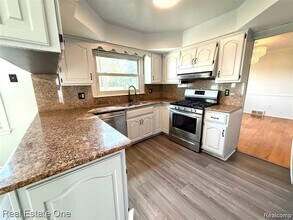 26211 Simone St in Dearborn Heights, MI - Building Photo - Building Photo