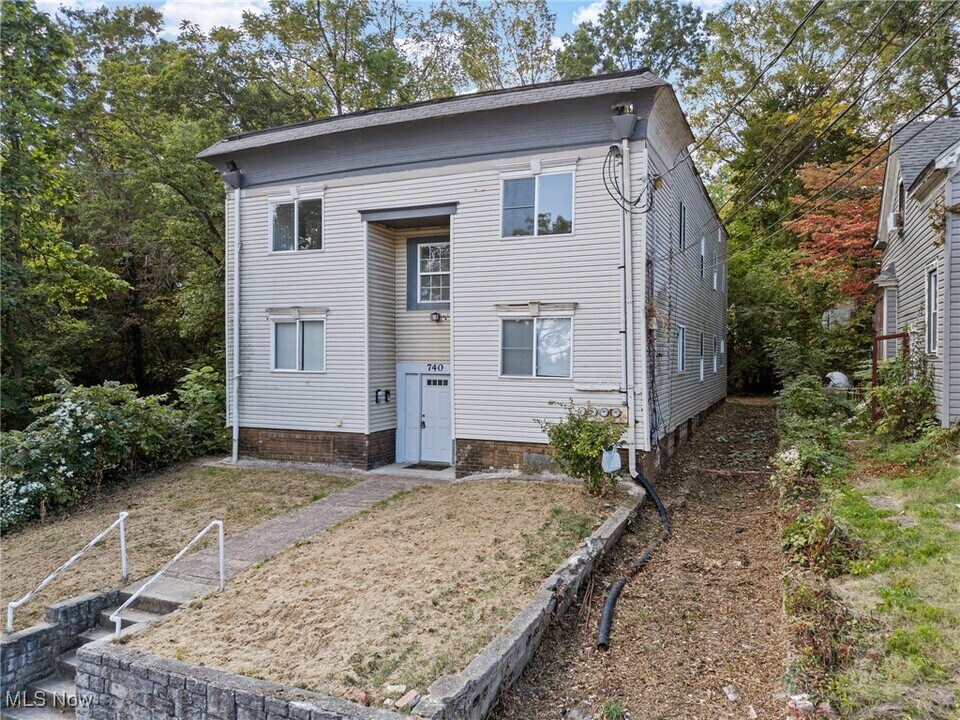 740 Fern St in Akron, OH - Building Photo