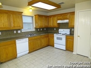 6046 Mountain Meadow in San Antonio, TX - Building Photo - Building Photo
