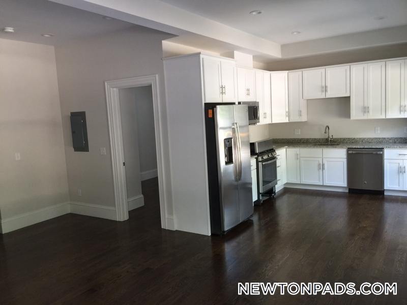 2044 Beacon St, Unit 2 in Newton, MA - Foto de edificio