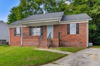 1904 Blair-Khazan Dr in Greensboro, NC - Foto de edificio - Building Photo