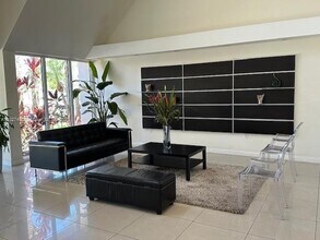 120 Lakeview Dr in Weston, FL - Building Photo - Building Photo