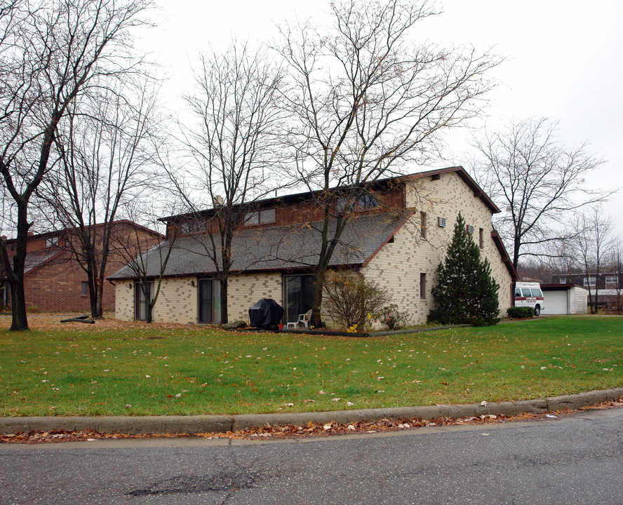 2040 Wolosyn Cir in Youngstown, OH - Foto de edificio