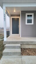 2407 SE Fox Valley Dr in West Des Moines, IA - Building Photo - Building Photo