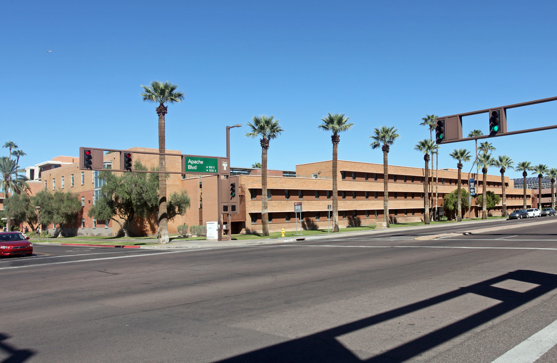 Hayden Hall in Tempe, AZ - Foto de edificio