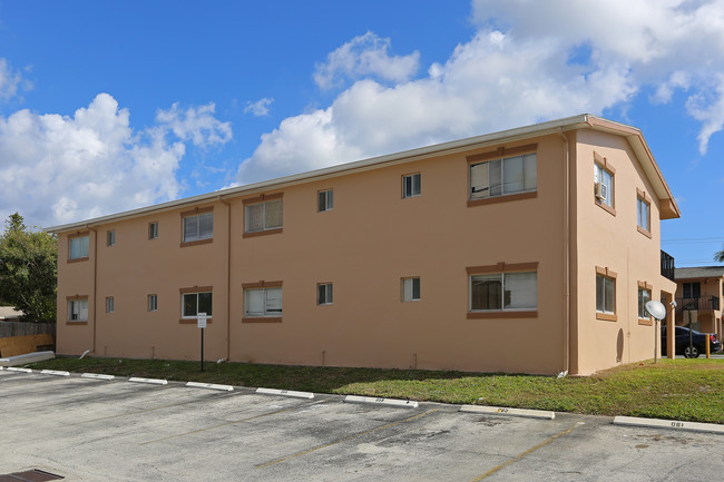 Enclave At Crown Park in Lake Worth, FL - Building Photo - Building Photo