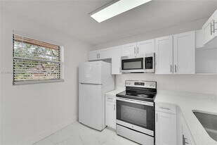737 NW 103rd Terrace in Pembroke Pines, FL - Building Photo