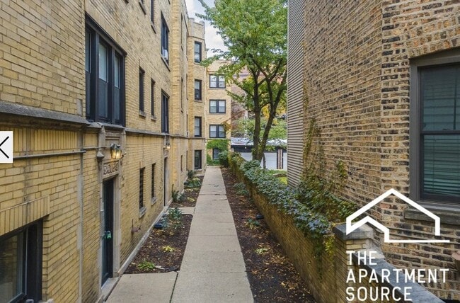 property at 648.5 W Roscoe St