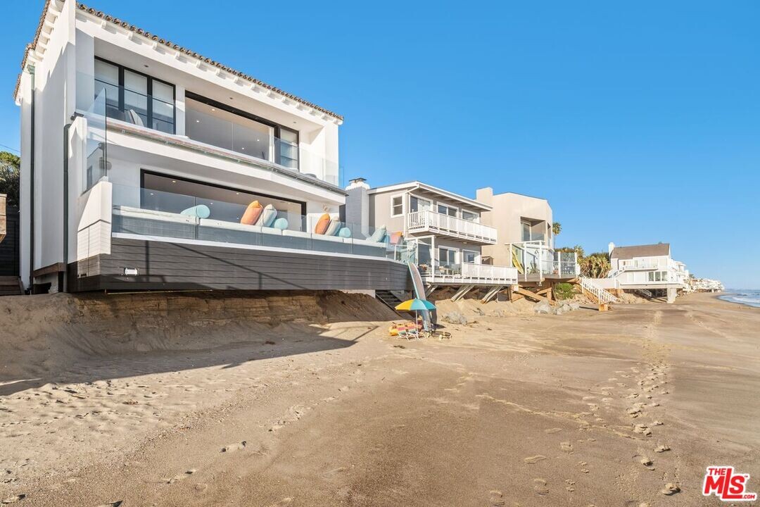 27212 Escondido Beach Rd in Malibu, CA - Building Photo