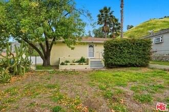 11180 Tujunga Canyon Blvd in Los Angeles, CA - Building Photo - Building Photo