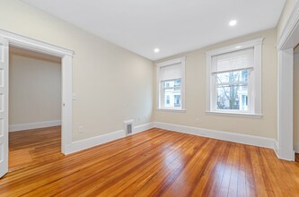42 Brackett St, Unit 3 in Boston, MA - Foto de edificio - Building Photo