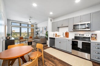 100 Labor Downtown Apartments in San Antonio, TX - Foto de edificio - Building Photo