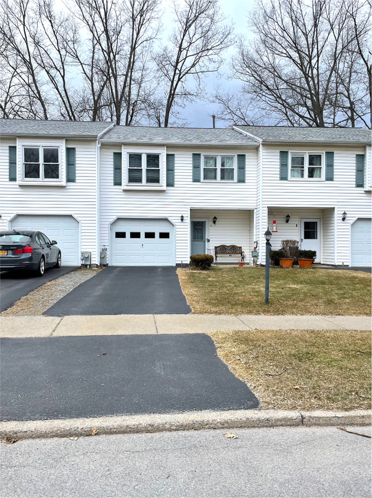 11 Clubhouse Dr in Saratoga Springs, NY - Building Photo