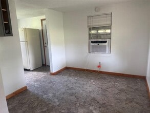 1825 E Pierce St in Luling, TX - Building Photo - Building Photo