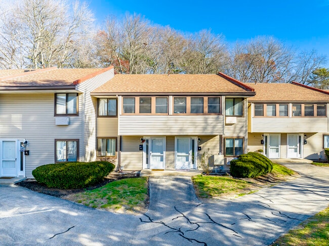 Presidential Courts in Stoughton, MA - Foto de edificio - Building Photo