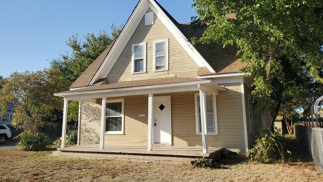 1402 E Maple Ave in Enid, OK - Building Photo - Building Photo