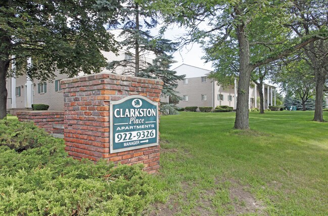 Clarkston Place Apartments in Clarkston, MI - Foto de edificio - Building Photo