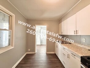 2702 Curdes Ave in Fort Wayne, IN - Foto de edificio - Building Photo