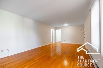 1643 W Sherwin Ave, Unit 2C in Chicago, IL - Building Photo - Building Photo