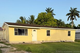 265 SW 11th Ave in South Bay, FL - Building Photo