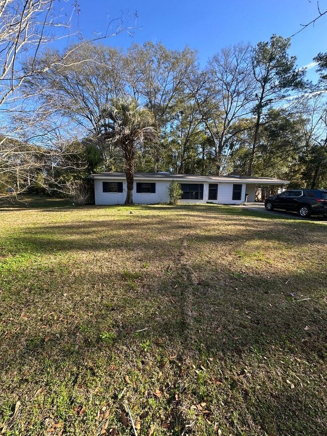 1924 Karen Ln in Tallahassee, FL - Building Photo - Building Photo