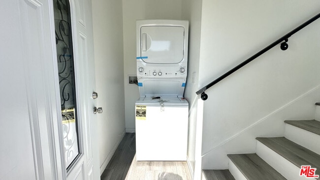 16023 Wyandotte St in Los Angeles, CA - Building Photo - Building Photo