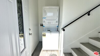 16023 Wyandotte St in Los Angeles, CA - Building Photo - Building Photo