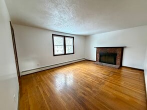 87 Hollis St, Unit 2nd Flr in Lowell, MA - Building Photo - Building Photo