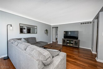 18220 Invermere Ave in Cleveland, OH - Foto de edificio - Building Photo